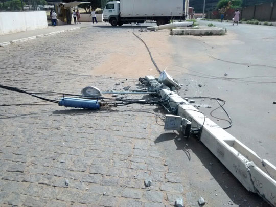 Poste desaba em frente à unidade do Caic em Brumado