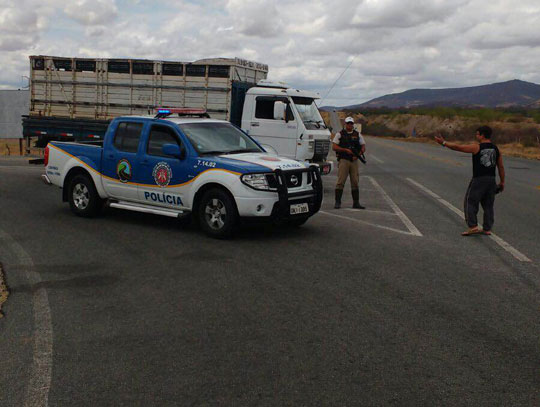 Brumado: PRE apreende animais soltos na BA-148 em parceria com a prefeitura