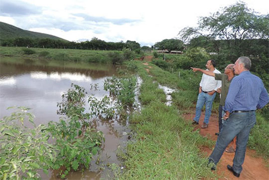 Brumado: Prefeito e secretário visitam barragens na Fazenda Santa Inês