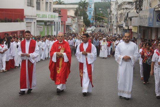 Mesmo com chuva, católicos celebram São Sebastião com procissão em Brumado