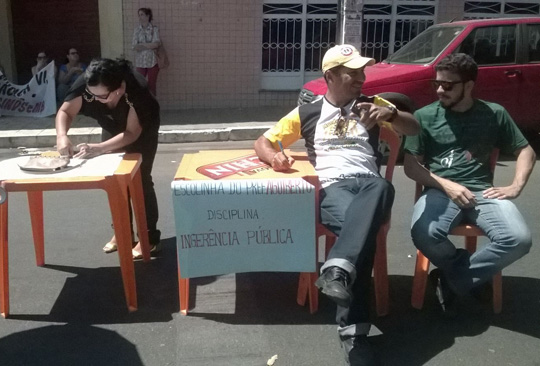 Grevistas ironizam com banca de 'ingerência pública' na porta da prefeitura de Brumado