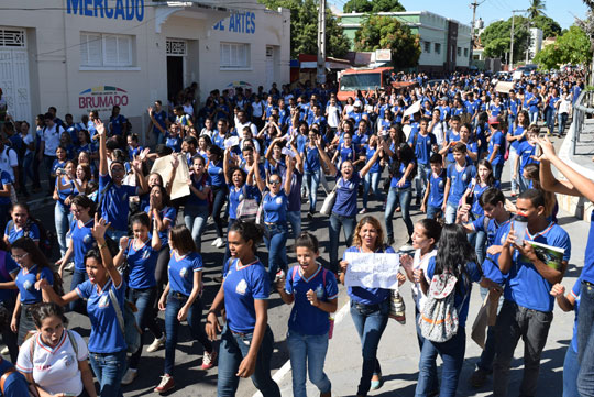 'Governador, paga as tias', protestaram os alunos dos colégios estaduais de Brumado
