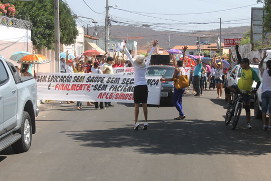 Primeira semana de greve dos servidores de Brumado é encerrada com caminhada, apitaços e vuvuzelas