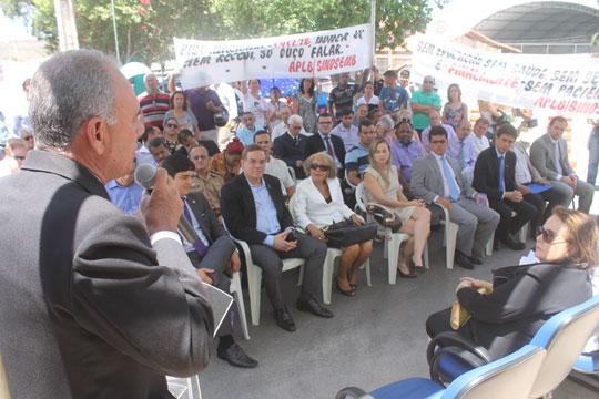 Brumado: Professores e servidores municipais voltam a fazer protesto