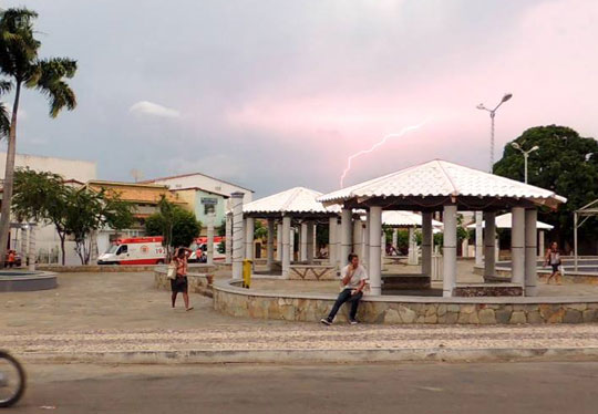 Raios queimam roteadores e deixam dezenas de brumadenses sem internet