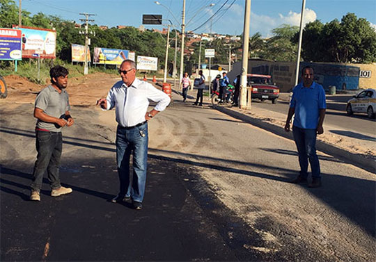 Brumado: Prefeito fiscaliza as obras de recuperação asfáltica na Avenida Lindolpho Azevedo Brito