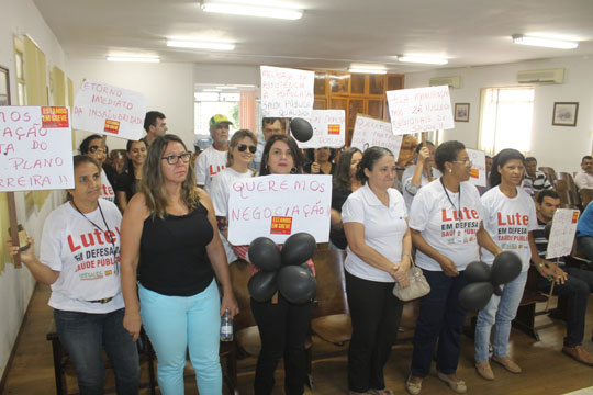 Brumado: Em greve, servidores da saúde pedem exoneração do secretário estadual Fábio Vilasboas