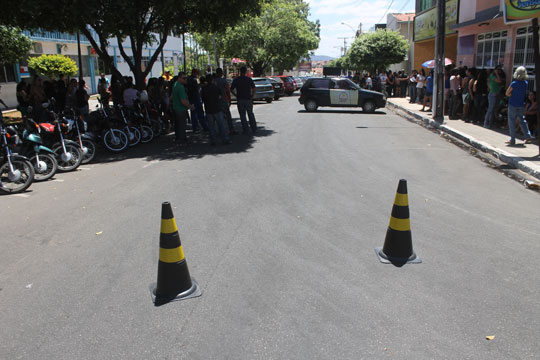 Durante protesto grevista em Brumado, professores parabenizam prefeito de Caculé