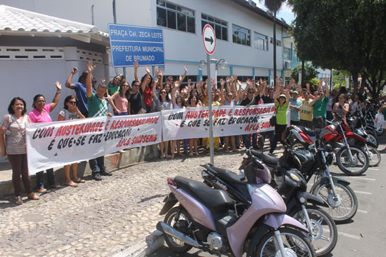 Brumado: Prefeito convoca sindicatos para uma nova mesa de negociações a fim de encerrar a greve