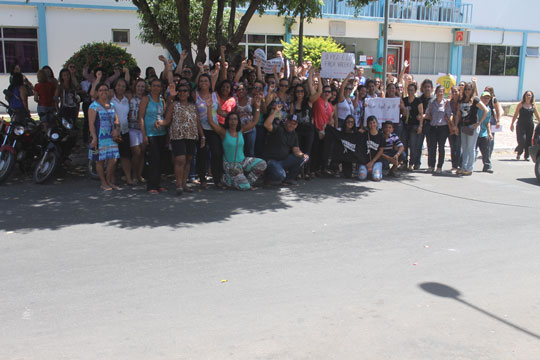 Em greve, servidores públicos e professores fazem protesto na porta da prefeitura de Brumado