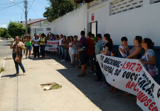 Grevistas iniciam semana com manifestações nas escolas de Brumado
