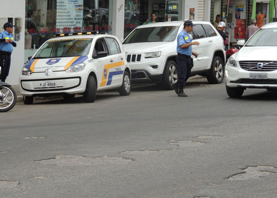 Brumado: SMTT proíbe carros de estacionar em ângulo e diz que medida visa melhorar o fluxo