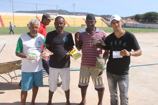 Brumado: Prefeito faz vistoria no Estádio Gilberto Cardoso e torcedores já trocam alimentos por ingressos