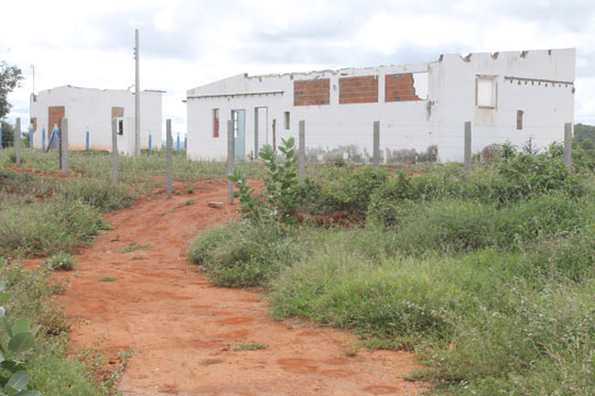 Brumado: Obra da União abandonada tem telhado roubado na Lagoa do Arroz