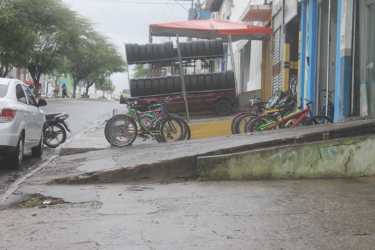 Brumado: Prefeitura notifica comerciantes quanto ao uso incorreto das calçadas