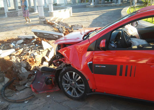 Brumado: Carro desgovernado invade praça da prefeitura e destrói canteiro