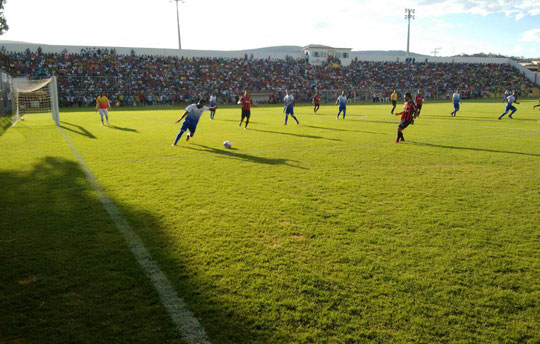 Começa a partida inaugural do Estádio Gilberto Cardoso, entre Brumado e Vitória
