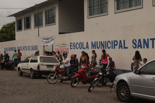 É grande a movimentação nas escolas no primeiro de dia de aula do ano letivo de 2015 em Brumado