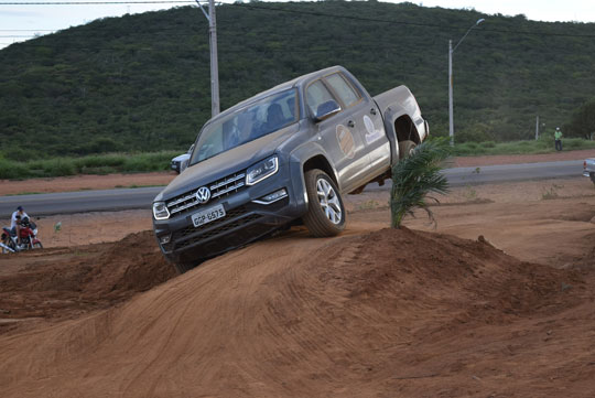 Com pista off road, nova Amarok 2017 conquista aprovação dos brumadenses