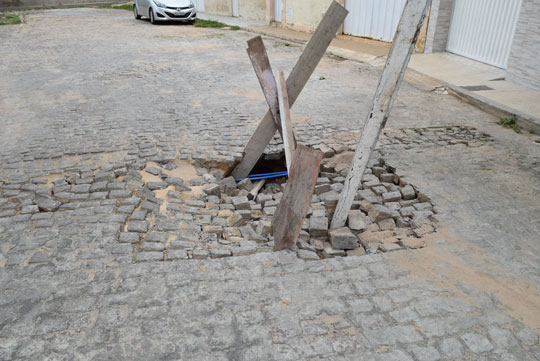Buracos causam transtornos e preocupam moradores da Rua ACM em Brumado