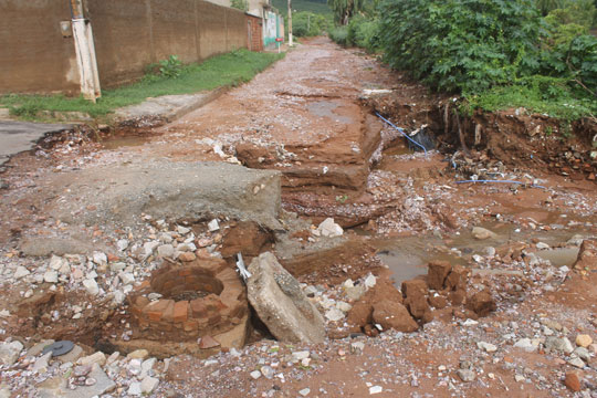 Brumado: Buraco provocado pela falta de infraestrutura interdita Caminho da Cascalheira