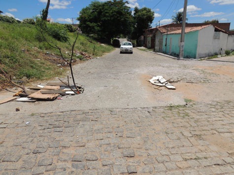 Brumado: Casal se acidenta em buraco na Rua Nazaré