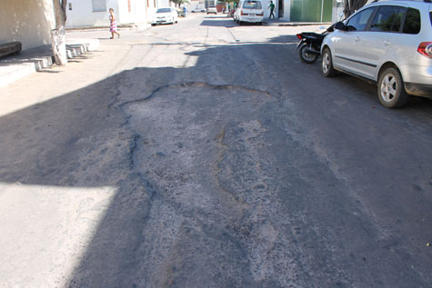 Brumado: Prefeitura jogou o piche, mas não tapou os buracos