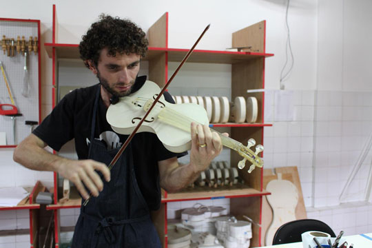 Caculé: Músico faz sucesso ao criar instrumentos de baixo custo com PVC