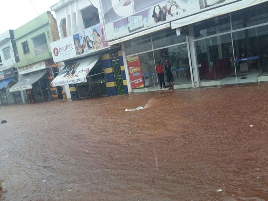 Forte chuva alaga ruas e causa estragos no centro de Caculé 