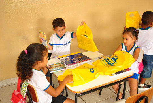 Alunos da rede municipal de Caculé recebem kit escolar