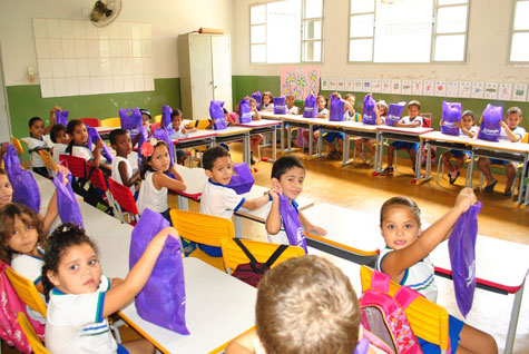 Caculé: Kits escolares são distribuídos a alunos da rede municipal