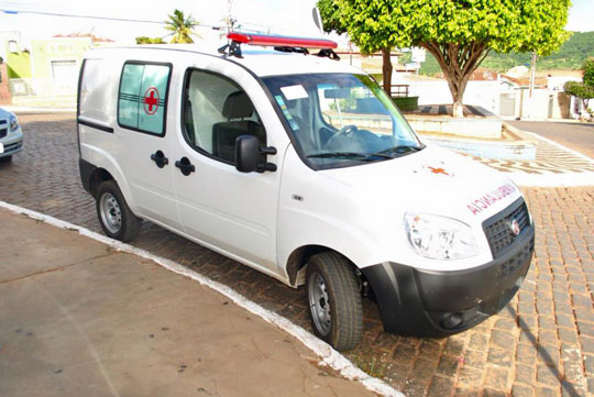 Caculé: Governo do Estado nega ambulância e prefeito garante que comprou uma ‘melhor e mais confortável’