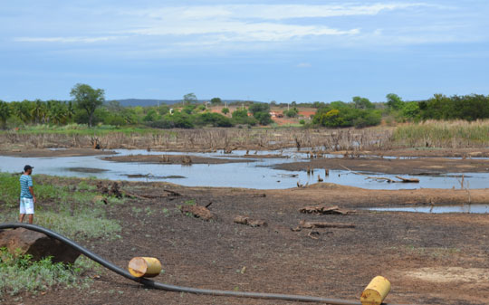 Seca faz municípios do sertão baiano entrarem em rota de colisão pela água da Barragem do Truvisco