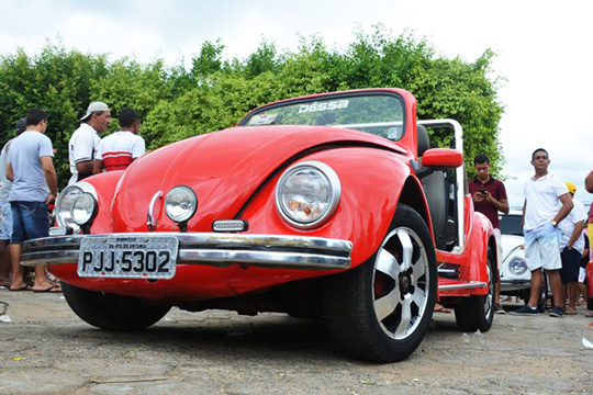 Encontro de Carros Antigos atrai admiradores de várias cidades da região em Caculé