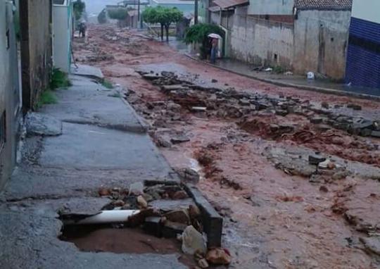 Forte chuva alaga ruas e causa estragos no centro de Caculé 
