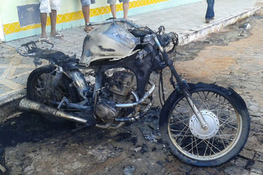 Caculé: Jovem ateia fogo em motocicleta depois de briga com padrasto