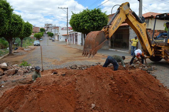 Obra de saneamento de responsabilidade da Embasa é realizada pela prefeitura de Caculé