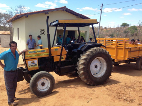 Caculé: Comunidade de Marruáz recebe trator agrícola