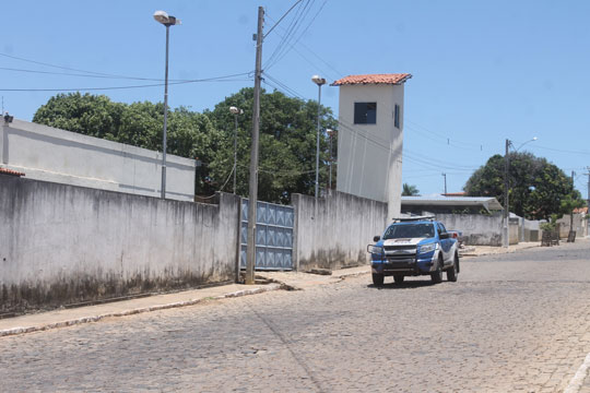 Superlotação na cadeia de Brumado faz juiz antecipar julgamento de presos e apelar pelo presídio