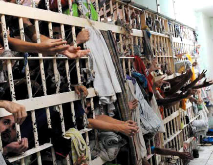 População carcerária do Brasil aumentou mais de 400% em 20 anos