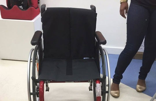 Rio de Janeiro: Delegados compram cadeira de rodas para sobrevivente de massacre em Realengo