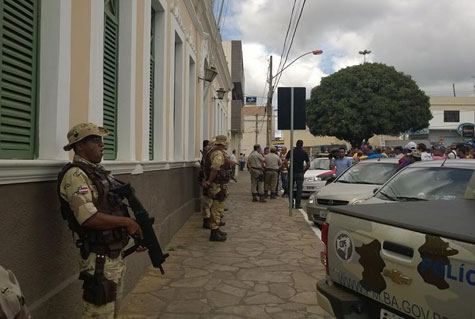 Conquista: Comerciantes protestam em frente ao prédio da prefeitura e polícia contém grupo