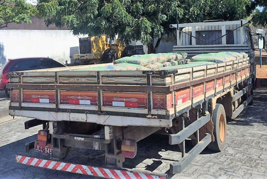 Caetité: Justiça apreende caminhão com cimento que supostamente seria trocado por votos