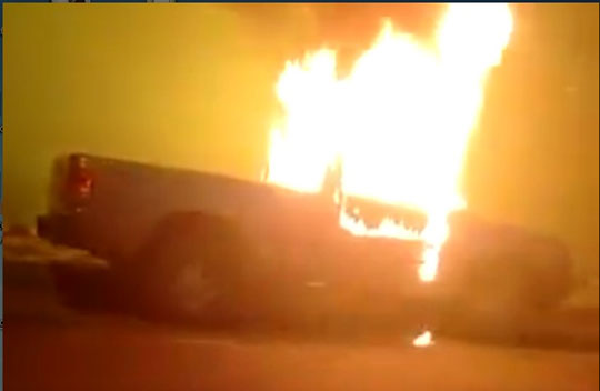 Veículo pega fogo em avenida de Caetité