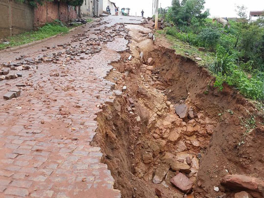 Caetité: Chuva forte destrói calçamentos e espalha lama pela cidade