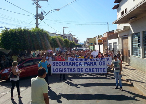 Caetité: Manifestantes pedem paz nas ruas da cidade