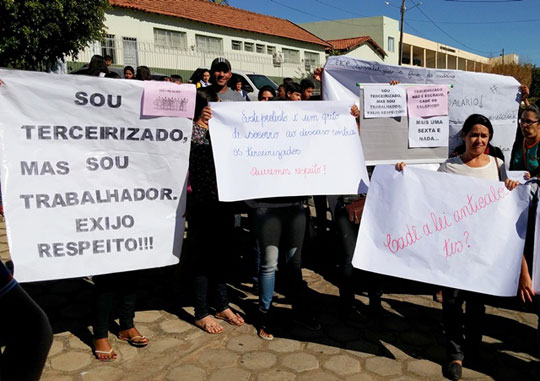 Trabalhadores terceirizados do estado protestam contra salários atrasados em Caetité
