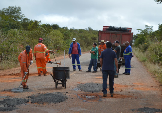 BR-122: Estrada de Maniaçu começa a ser recuperada após solicitação do prefeito de Caetité