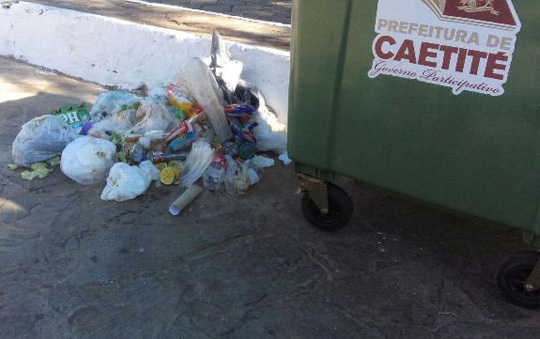 Comerciantes depositam lixo na rua ao lado de contêiner em Caetité