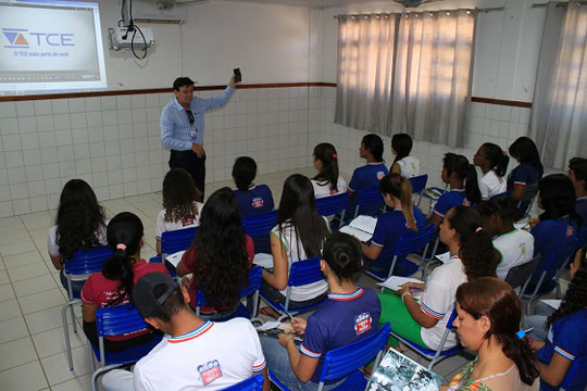 Estudantes têm aula sobre fiscalização de recursos públicos em Caetité